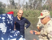 بالصور.. قائد المنطقة الشمالية يقنع أهالى البحيرة بفتح طريق مصر - إسكندرية