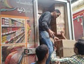 بالصور.. "التموين": توزيع 1500 كرتونة مواد غذائية للقرى المحاصرة بالأمطار