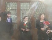 بالفيديو..سيدات يحملن الورود أمام سفارة روسيا للعزاء فى ضحايا الطائرة 