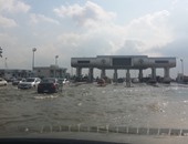 بالصور.. غرق السيارات فى مياه الأمطار أمام بوابات إسكندرية الصحراوى
