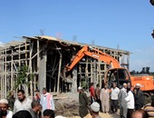 بالصور.. محافظ كفر الشيخ يشرف على إزالة منزل بالأراضى الزراعية