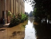"صحافة المواطن":بالصور..أهالى "دربك" بدمنهور يسحبون مياه الأمطار المتراكمة