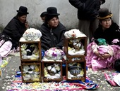 بالصور..فى يوم الجماجم..الأسر البوليفية تحتفل بهياكل ذويهم فى الشوارع
