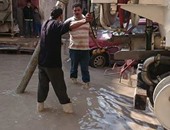 بالصور..مرشح "الرمل" بالإسكندرية يخصص عربات صرف لشفط مياه الأمطار