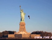بالفيديو .. اختبار "البدل الطائرة" لأول مرة بالقرب من تمثال الحرية