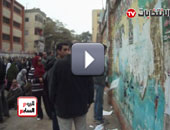 ناخب يمزق الدعاية الانتخابية لمرشح بإمبابة
