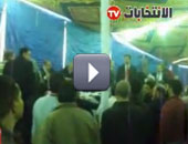 رئيس لجنة الفرز بالدائرة الثالثة يضبط أحد المرشحين بأوراق تصويت خارج اللجان