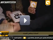 الثوار يحاولون إنقاذ الكتب النادرة من داخل مبنى المجمع العلمى
