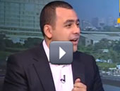 يوسف الحسينى يحلق شاربه اعتراضاً على ضرب الفتيات