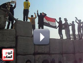 الألتراس يعتلى الجدار الخرسانى بشارع الشيخ ريحان