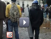 المتظاهرون يجمعون متعلقات قوات الأمن