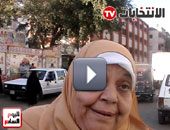 سيدة عجوز تصطحب زوجها لتدلى بصوتها فى الانتخابات