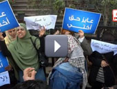 التيارات السياسية تتصدر الوقفة التضامنية مع فتاة "كشف العذرية"