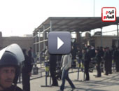 الأمن يضع حواجز للفصل بين أهالى الشهداء وأنصار مبارك 