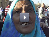 سيدة عجوز تؤيد مبارك "لأنه دخل المجارى عزبة خير الله"