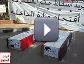 معتصمو "الوزراء" ينقلون "النعوش" الرمزية لشارع قصر العينى 