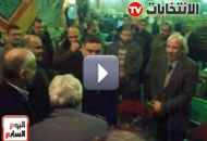 مرشح "الحرية والعدالة" يحتفل بفوزه ومنافسه يعانقه