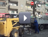 عمال النظافة يرفعون القمامة من منطقة دار السلام 