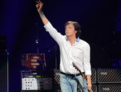 بول مكارتنى مطرب البيتلز السابق يفاجئ الحشود فى تايمز سكوير