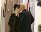 بالصور.. "قبلة" أشيلى سيمبسون لزوجها إيفان روس أثناء جولتهما التسويقية