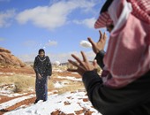 بالصور.. السعوديون يلتقطون الصور مع الجمال فى الثلج بمدينة تبوك