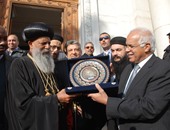 جلال السعيد يهدى درع محافظة القاهرة لبطريرك الكنيسة الإثيوبية