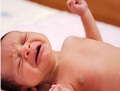أستاذ طب أطفال يحذر: تكحيل عين الرضيع يصيبه بتسمم الرصاص