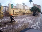 تداول صور لشخص يمارس رياضة التزحلق على الماء بشوارع الإسكندرية