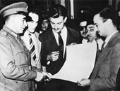 تداول صورة نادرة تجمع ياسر عرفات بالرئيس محمد نجيب