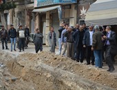 بالصور..محافظ الإسكندرية يتفقد مشروع الصرف بالمندرة ويصدق على رصف 400متر