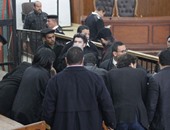 مشادة بين دفاع علاء عبد الفتاح والمحكمة فى "أحداث الشورى" بسبب الأحراز