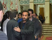 تامر حسنى ومحمد العدل يقفان لاستقبال المعزين إلى جانب شريف رمزى
