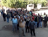 باعة يتظاهرون أمام حى الجمرك احتجاجا على حملات الإزالة بـ"قايتباى"