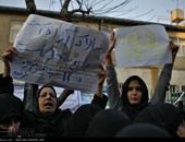 بالصور.. إيرانيون يطالبون بطرد السفير الفرنسى واستجواب ظريف لزيارته باريس