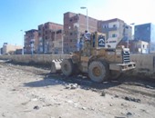 إزالة الباعة الجائلين أسفل كوبرى العامرية بالإسكندرية وبدء أعمال التطوير