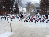 بالصور.. حملة محاربة الفقر تصنع 120 تمثالا لرجل الثلج على هامش "دافوس"