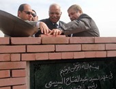 محافظ القاهرة يضع حجر أساس إنشاء 5040 وحدة سكنية لسكان العشوائيات بالمقطم