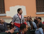 أهالى شهداء ومصابى ثورة يناير يحاولون دخول التحرير.. والأمن يمنعهم