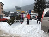 أطفال منتجع "دافوس" يلهون بكرات الثلج بالقرب من المؤتمر الاقتصادى