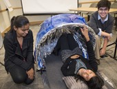 طلاب يخترعون حقيبة جديدة يمكن تحويلها لخيمة آمنة للمشردين