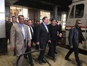 وزير النقل معنفاً مسئولى السكة الحديد بمحطة مصر: "الوضع دا ماينفعش"