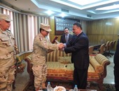 درع الجيش الثانى لمدير أمن بورسعيد تقديرًا للجهود الأمنية المبذولة