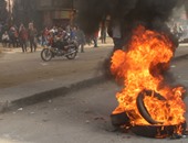 طالبات الإخوان بالأزهر يشعلن النار بإطارات السيارات فى يوسف عباس