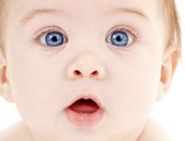 4 مراحل لتتعرف الأم الجديدة على بداية عمل السمع والبصر لدى طفلها