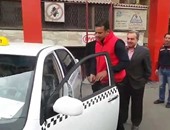 بالفيديو.. لحظة استلام صاحب تاكسى المطرية المحترق سيارة جديدة