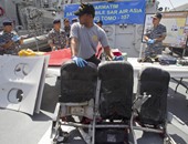 بالصور .. السلطات الإندونيسية تفحص أجزاء من الطائرة المنكوبة