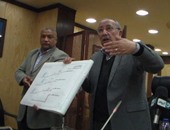 محافظ أسوان يشكل لجنة فنية متخصصة لفحص طريق القاهرة الغربى