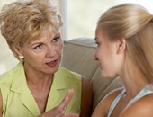 مستشارة أسرية للأمهات: تقربى من ابنتك المراهقة لتجنب مشكلات المرحلة