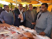 السكرتير العام لمحافظة الإسماعيلية يفتتح منفذًا جديدًا لبيع السلع الغذائية