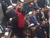 نواب البرلمان يلتقطون صورا داخل المجلس